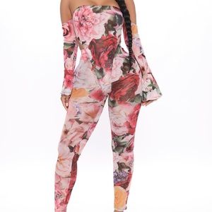 This a set from fashion nova. The size is a 1XL. Stretchy. Only worn once.